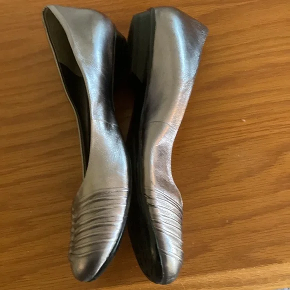 Women’s Naturalizer 8M Misty leather upper flats; preowned; great condition - Picture 4 of 8